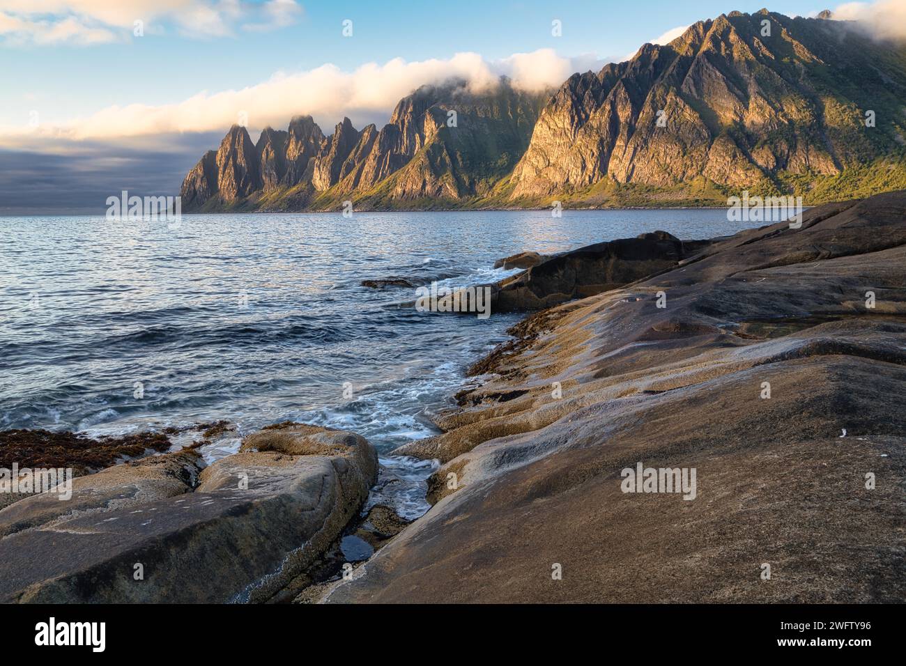 Coastal section Tungeneset, Devil's Teeth, Okshornan mountain range, Senja, Troms, Nord-Norge, Norway Stock Photo