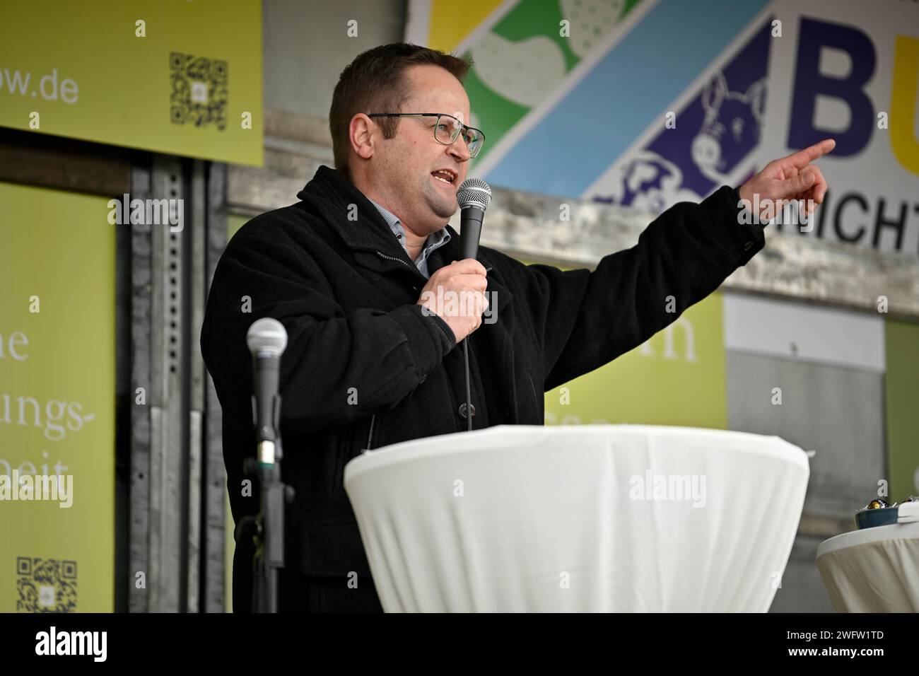 Rally with Juergen Maurer, Chairman of the Schwaebisch Hall-Hohenlohe-Rems LBV farmers' association, microphone, gesture, farmers' protest Stock Photo