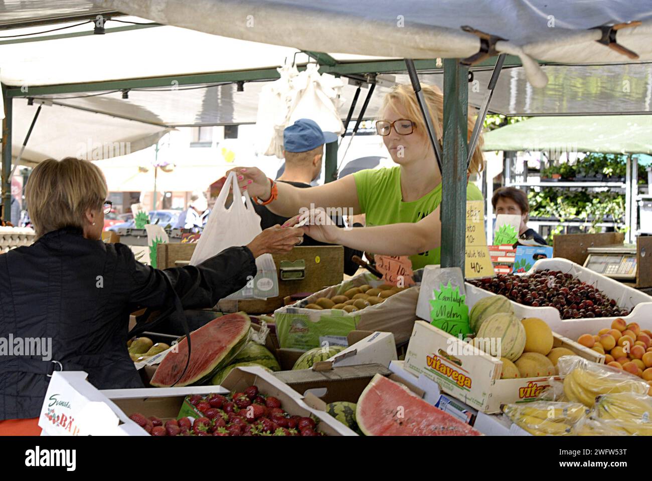 MALMO/MALMÖ/SVERIGE / SWEDEN  Female fruit consumers buying fruit and paying money for fruit 17 June 2013 Stock Photo