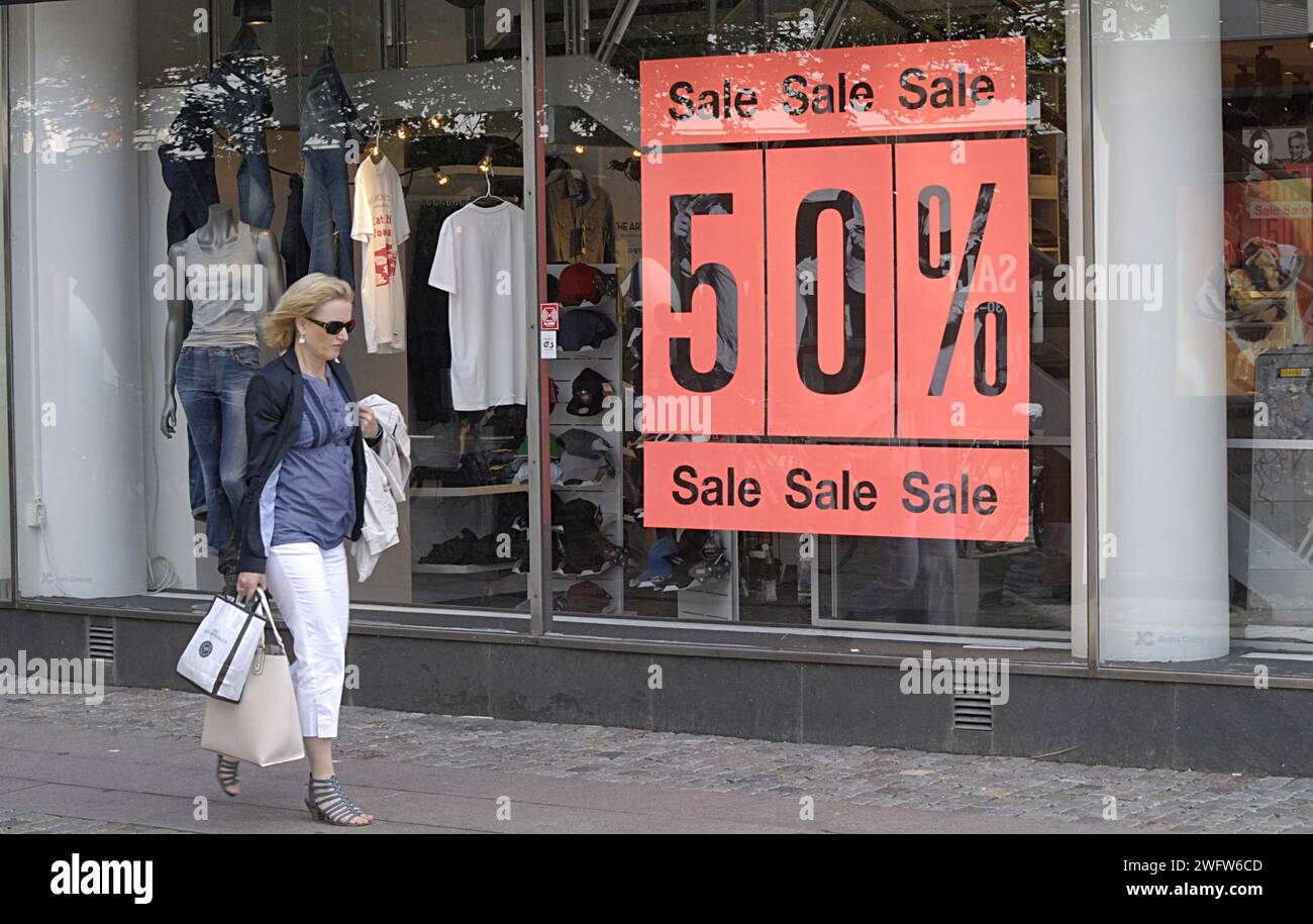 MALMO/MALMÖ/SVERIGE / SWEDEN   Consumers pass by 50% sale on various stores 17 June 2013 Stock Photo
