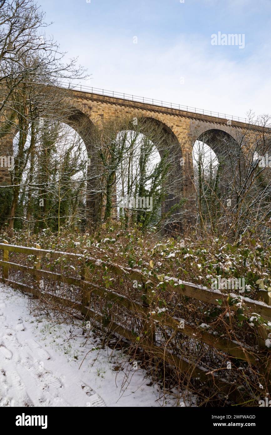 A snowy morning on the Peak Forest Canal at Marple, Stockport, Greater Manchester, England. The railway viaduct over the river Goyt. Stock Photo