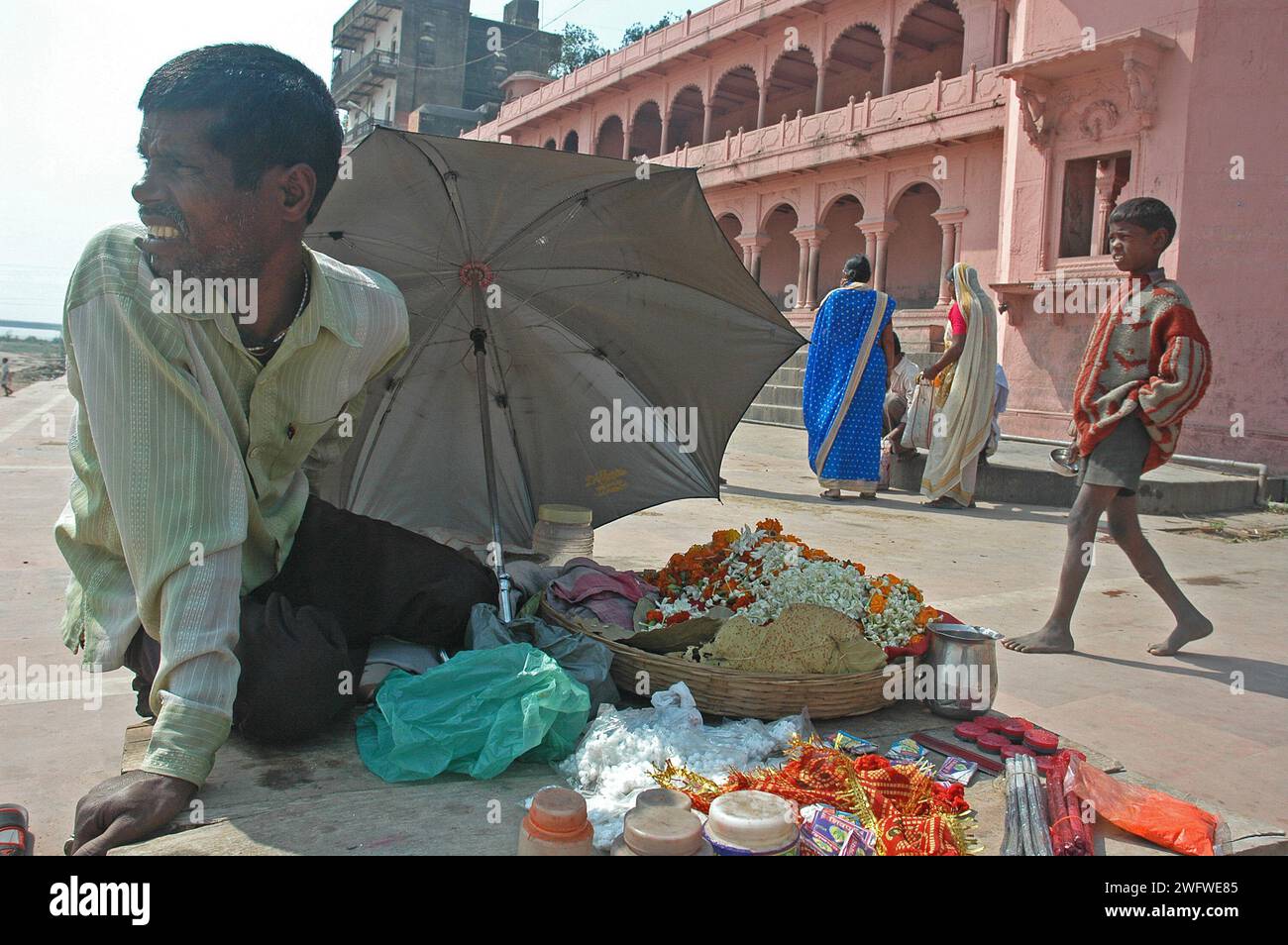 Flower shop at the Pind Daan. Pind Daan is a Hindu service in which a religious service is performed for the dead ancestors. The occasion is fortnight-long and places like Gaya (Bihar state) are thronged by people during this time. Pind means Round balls of rice and flour which are offered, along with the sacred kusha grass and flowers, amidst sprinkling of water and chanting of mantras from the Sam Veda. People visit the place in numbers as Gaya is believed to be the holiest place for this ritual. Gaya, Bihar, India. Stock Photo