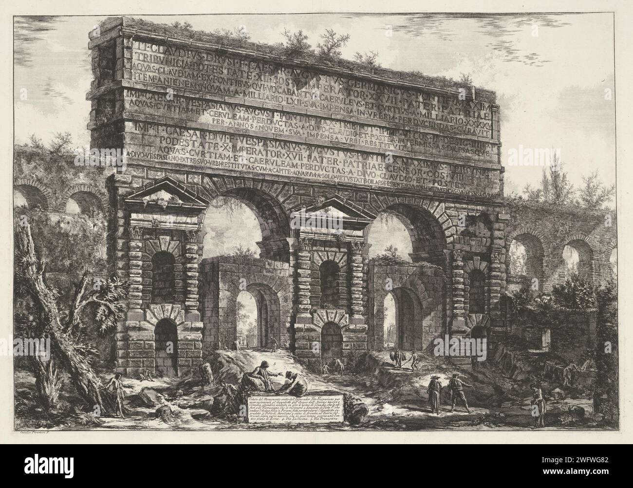 Porta Maggiore te Rome, Giovanni Battista Piranesi, 1748 - 1778 print View of the Porta Maggiore, a city gate in the ancient Aurelian wall in Rome. Title and explanatory list of numbers on Blok in the middle. Rome paper etching city-gate. city-walls Major door. Rome. Aureliaanse Muur Stock Photo