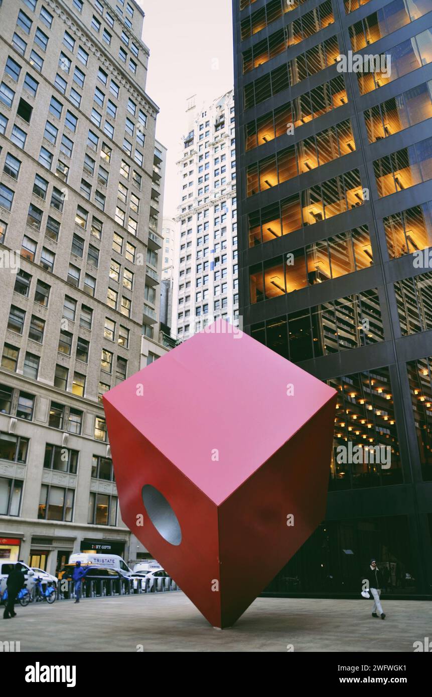 Black cube sculpture hi-res stock photography and images - Alamy
