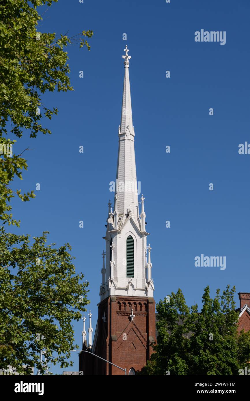 Salem, OR, USA - June 11, 2023; White spire of First United Methodist Church in downtown Salem Oregon Stock Photo