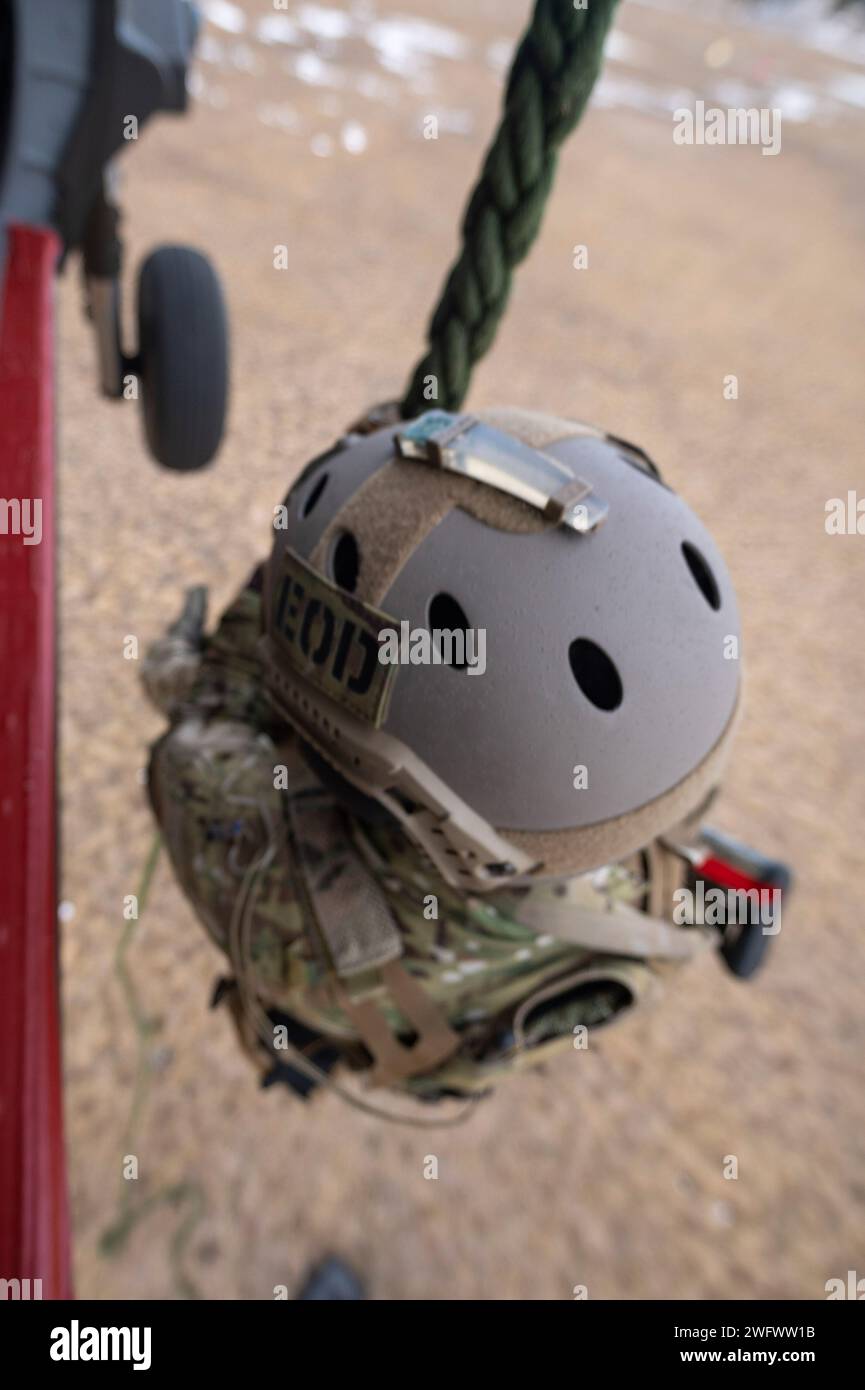 240129NLR9053198 LITTLE FALLS, Minn. (Jan. 29, 2024) U.S. Navy Explosive Ordnance Disposal