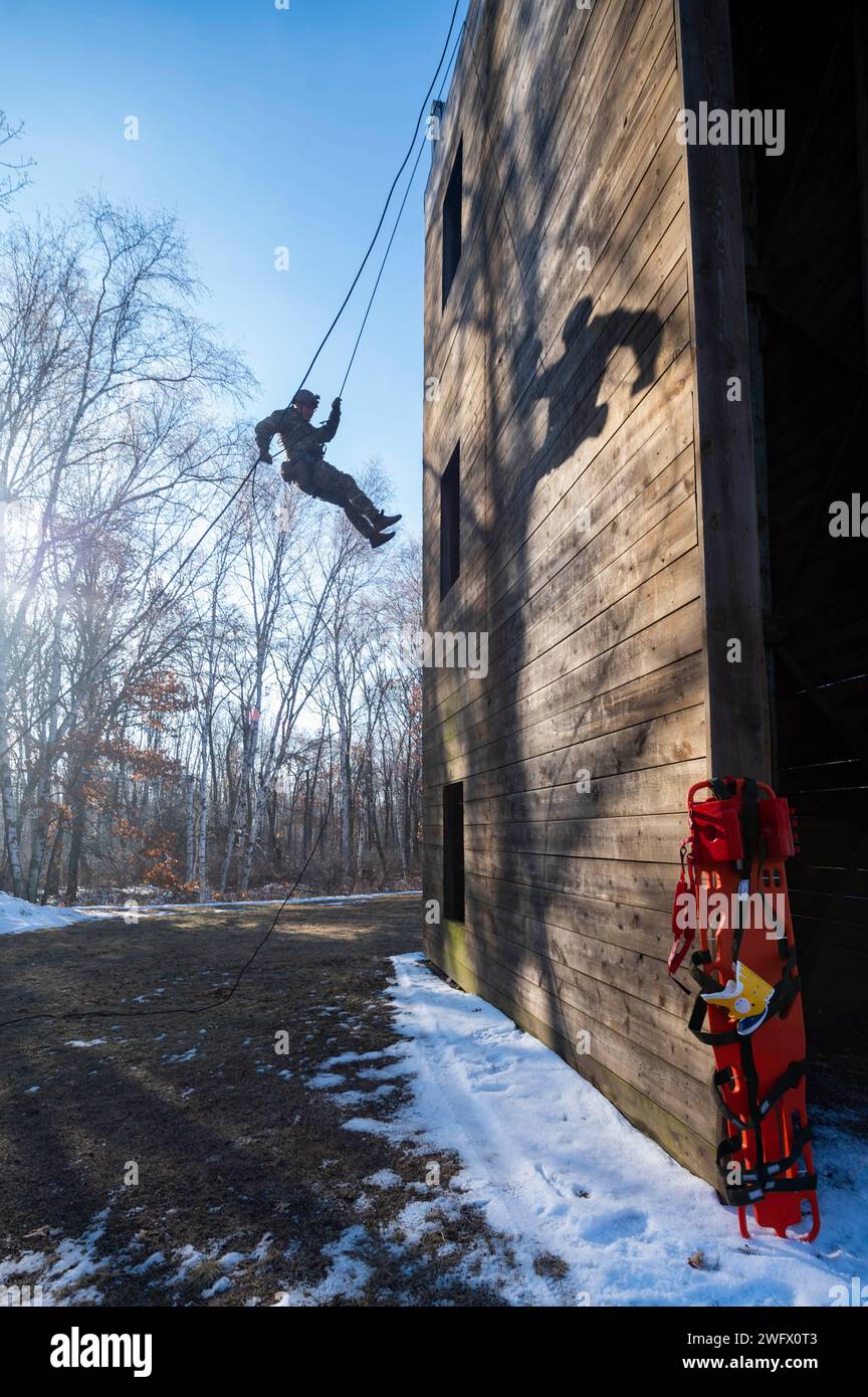 240129NLR9052095 LITTLE FALLS, Minn. (Jan. 29, 2024) A U.S. Navy Explosive Ordnance