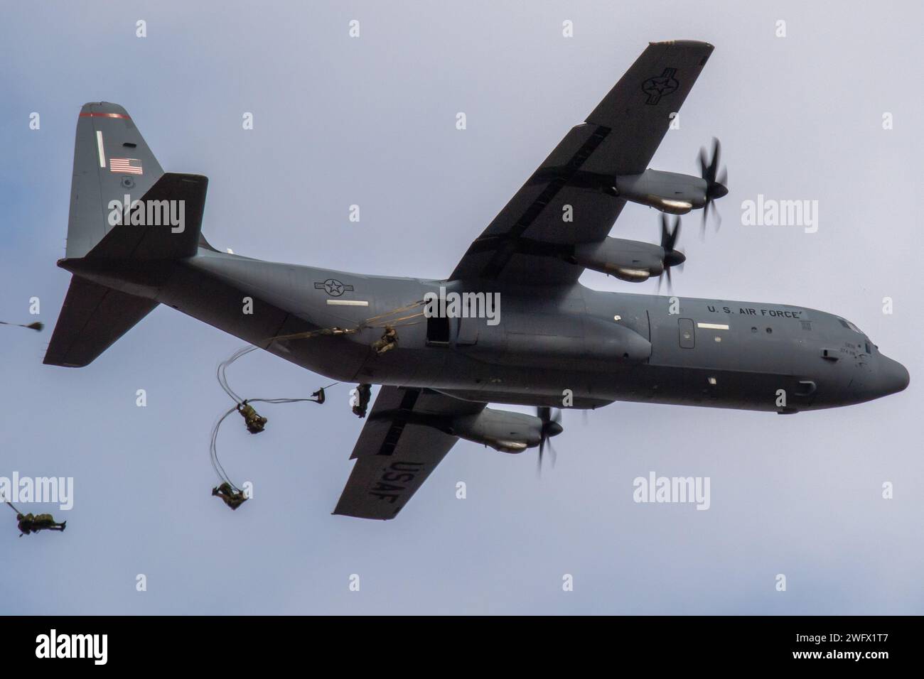 Japan Ground Self-Defense Force (JGSDF) paratroopers from the 1st ...