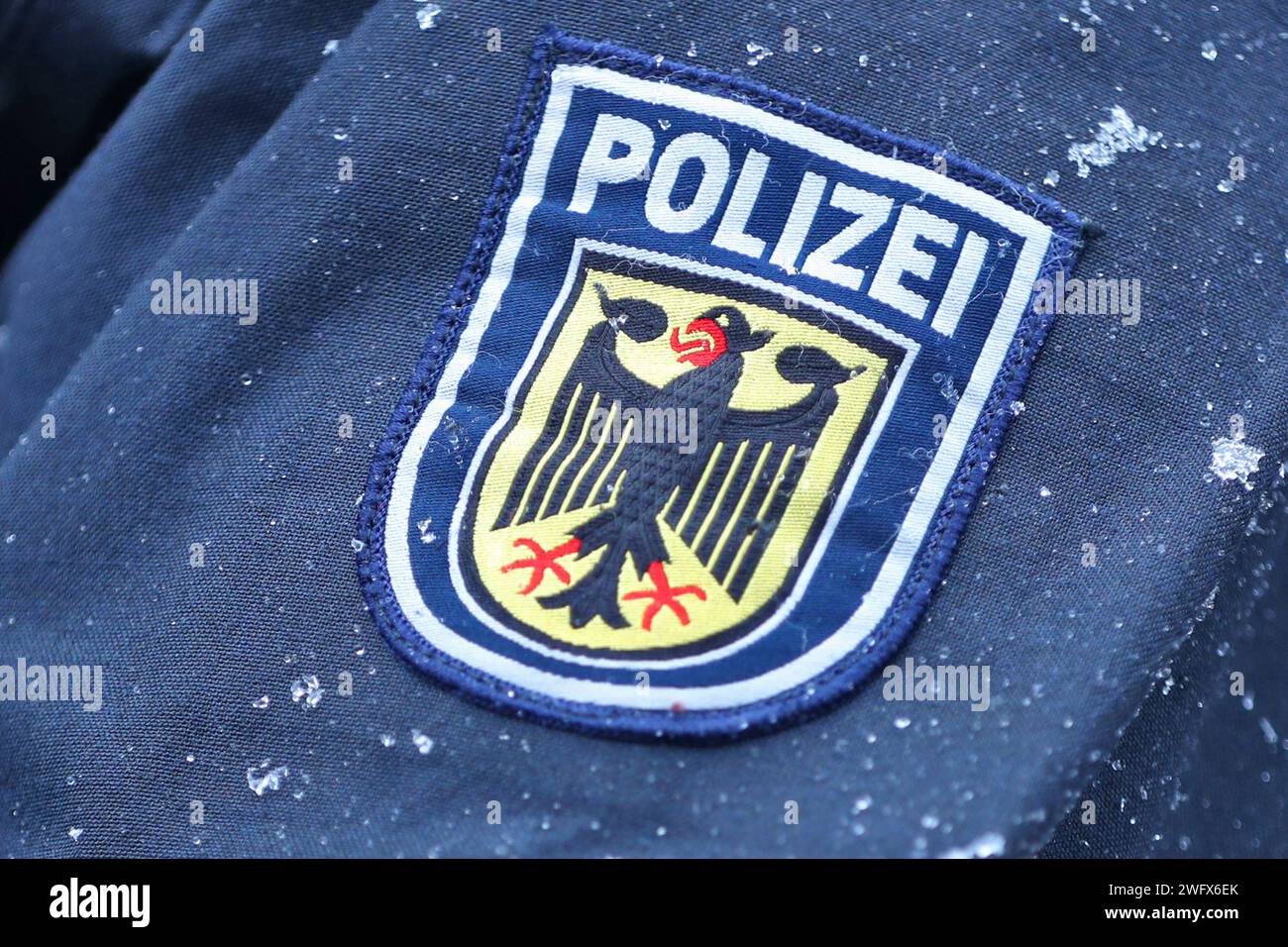 15.01.2024, Berlin, Logo der Bundespolizei mit Schriftzug Polizei in Nahaufnahme Berlin Deutschland *** 15 01 2024, Berlin, Federal Police logo with Police lettering in close-up Berlin Germany Stock Photo