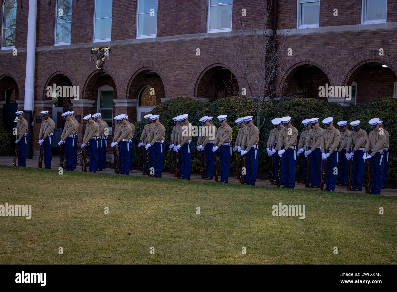 Barracks Marines execute “fix during the Rifle Ceremonial