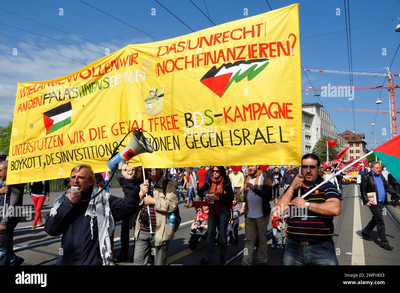 Palestina-Protest in Zürich: People demanding sanctions against Israel, Palästinenser-Demonstration in Zürich am 1. Mai. Die Demonstranten fordern San Stock Photo