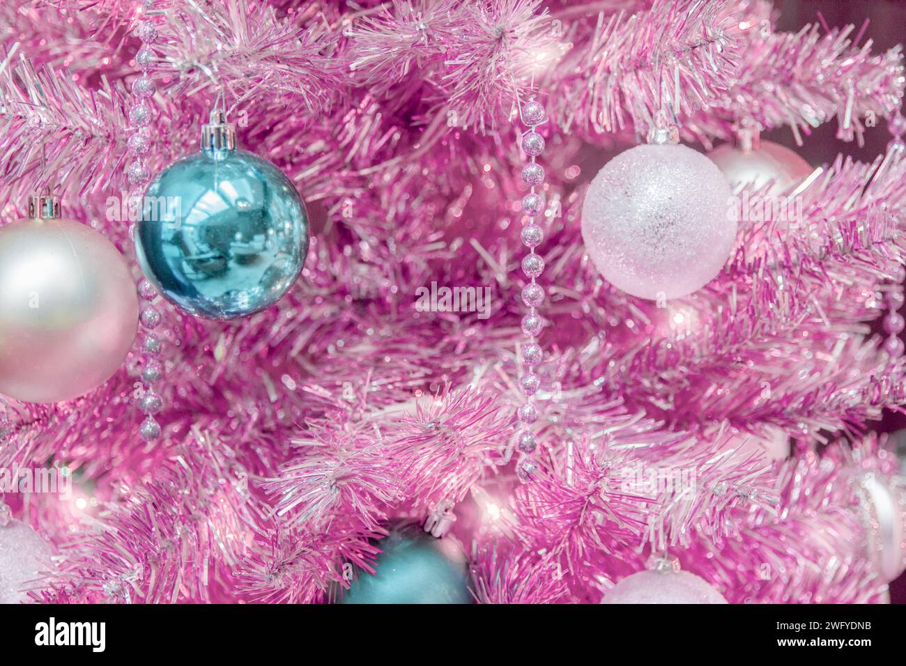 Tinsel tree hi-res stock photography and images - Alamy
