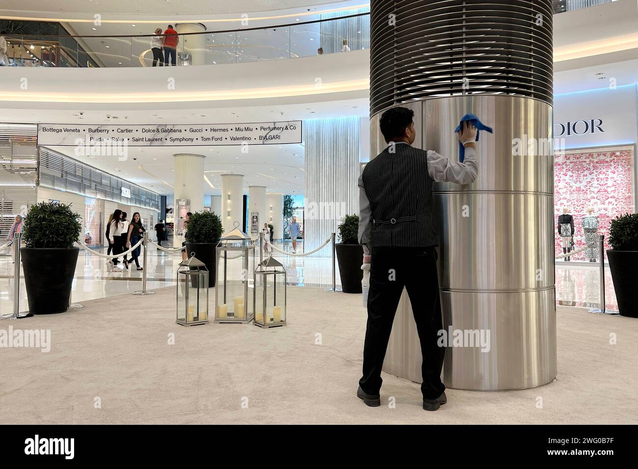 Maennliche Reinigungskraft bei der Arbeit in der Mall of Dubai,Shopping Center,Einkaufszentrum. *** Male cleaner at work in the Mall of Dubai,Shopping Center,Shopping Mall Stock Photo