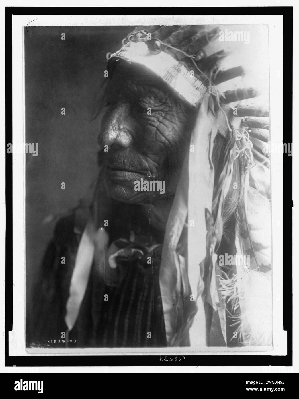 Fast Elk (Hexaka Luzahan), c1907. American Indian man, head-and-shoulders portrait, facing left. Stock Photo