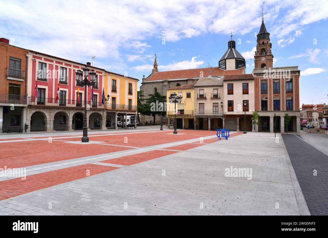 Peñaranda de Bracamonte, Plaza de la Constitucion, Town hall (left) and