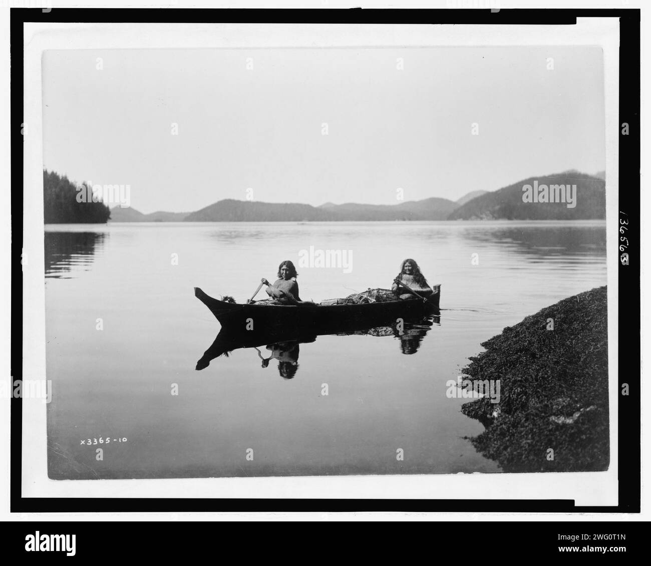 Edward s curtis canoe hires stock photography and images Alamy