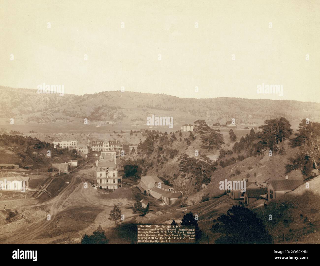 Hot Springs, S.D. Minnekahta, Ave. Bath house 1; Sanitarium 2; Gillespie House 3; F.E. and M.V. R'y. 4; Minnekahta House 5; New bank block 6 []. Bird's-eye view of small town; hills in background. Stock Photo