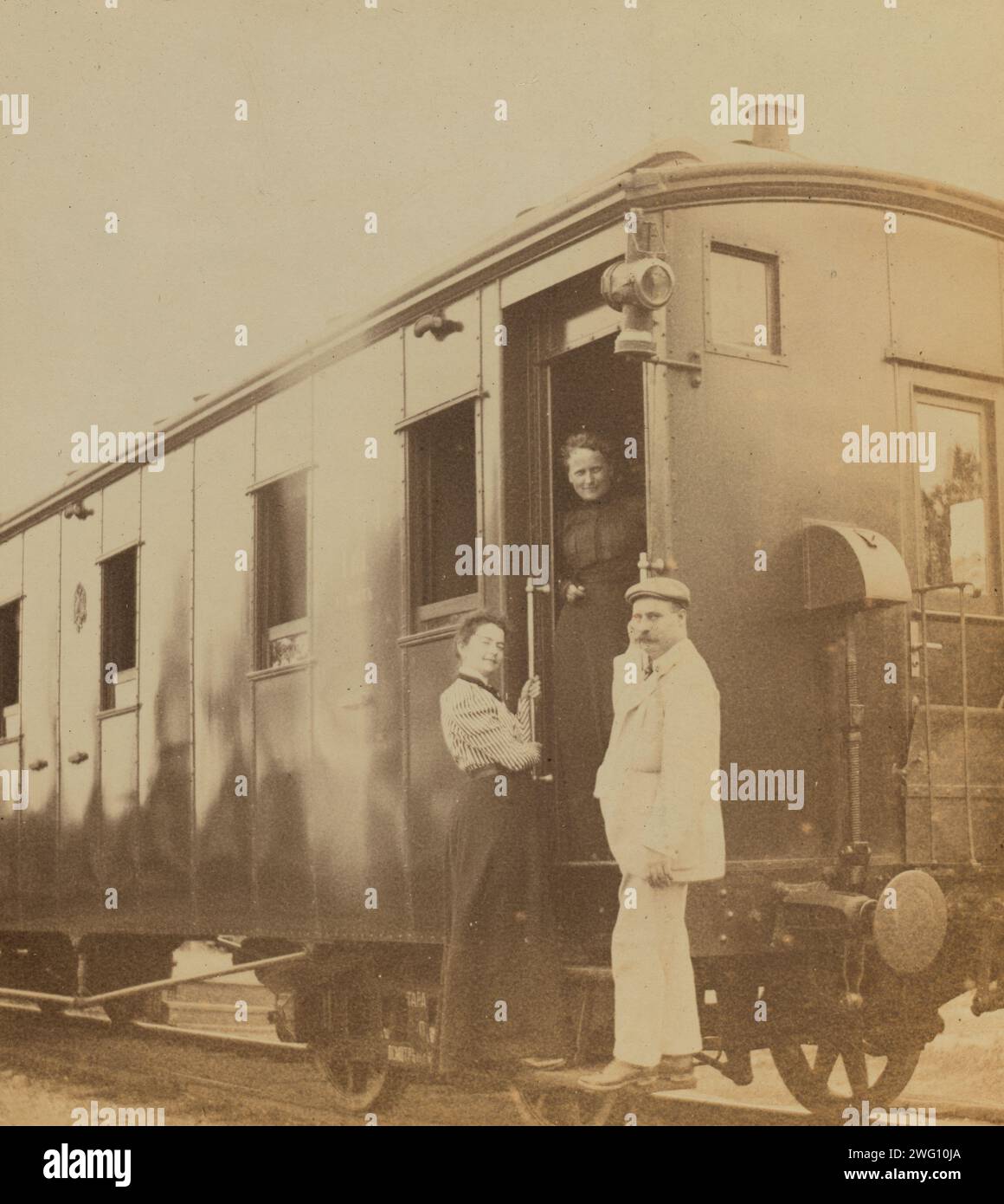 Eleanor Pray and Sarah Smith posed with their friend Mr Hunt at a Trans-Siberian railroad car on the Ussuri line, which runs north from Vladivostok to Khabarovsk, Russia, 1899. In: Photograph album of Pray family expatriate life in Vladivostok, Russia. Stock Photo