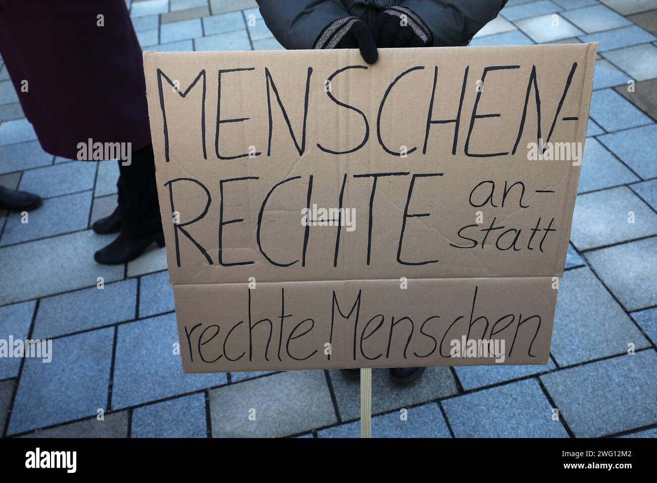 Aufkleber 'Ideologie Macht Nicht Satt' | 10x10 Cm, Weiß Glänzend, Aus Vinyl – Für Laptop, Auto, Möbel