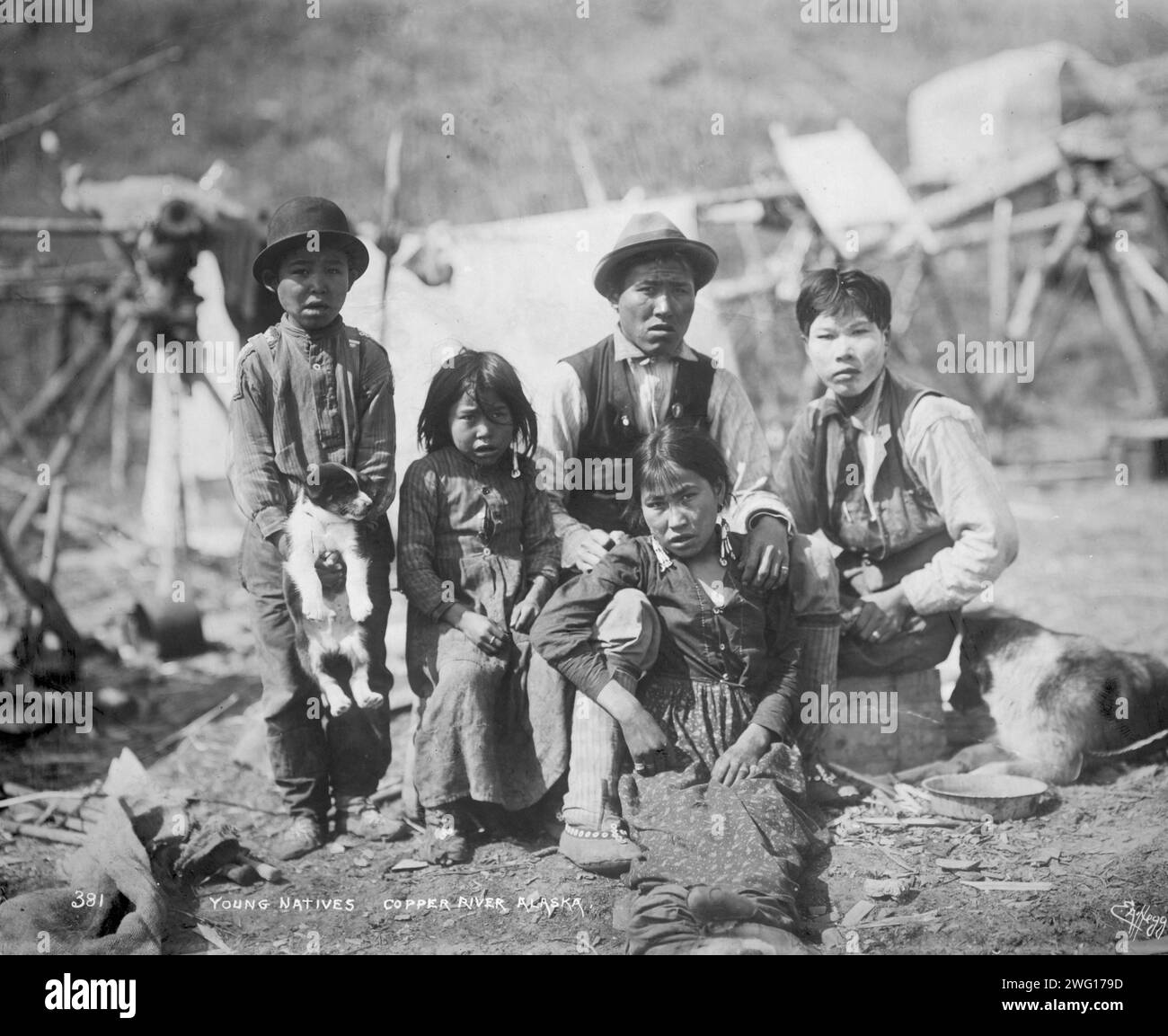 Native Alaskan Colhoff Alaskan native girls hi-res stock photography and images - Alamy