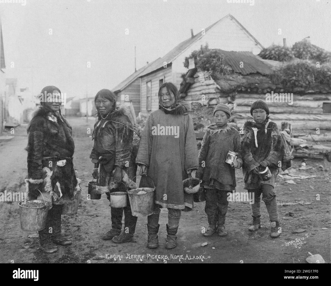 Inuit family traditional Black and White Stock Photos & Images - Alamy