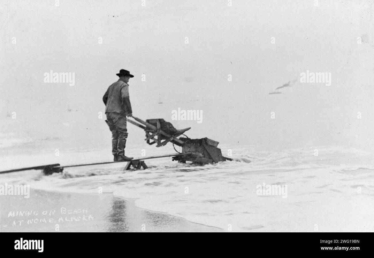 1930s people on beach Black and White Stock Photos & Images Alamy