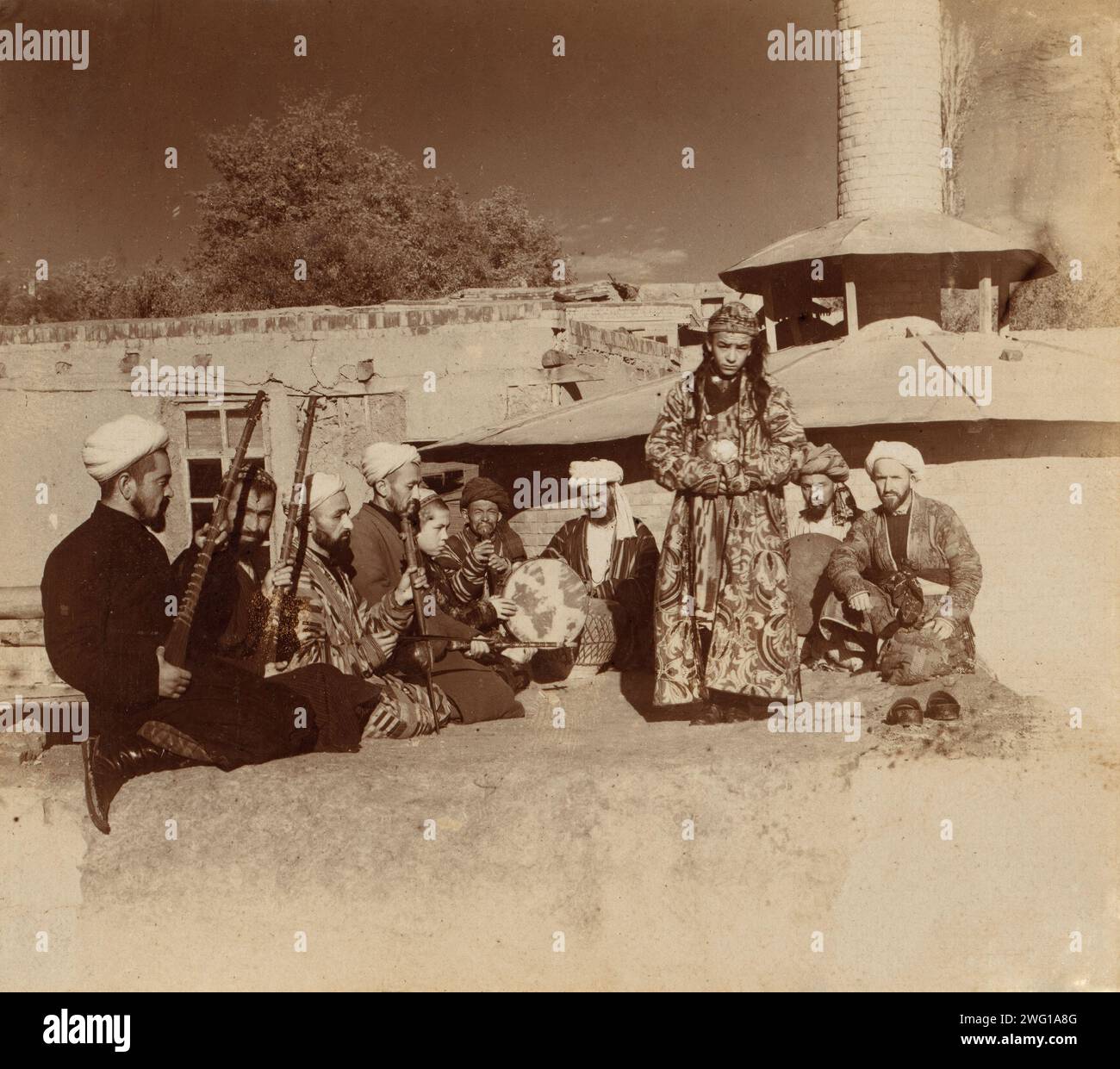 Dance of a bacha [dancing boy], Samarkand, between 1905 and 1915. A group of musicians playing for a bacha (dancing boy). In album: Views in Central Asia, Russian Empire, LOT 10338, no. 150. Stock Photo