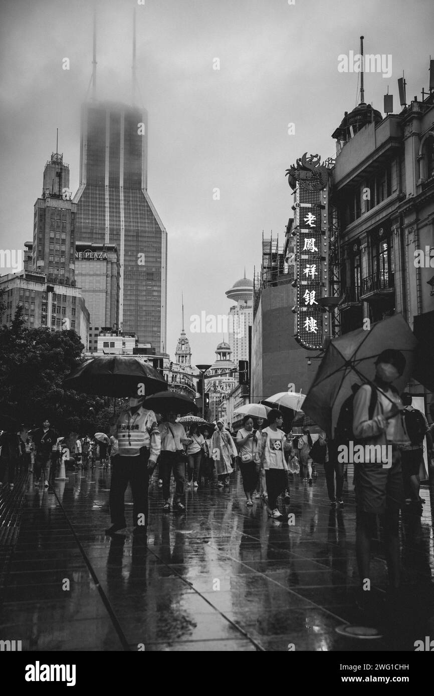 Walkway pudong shanghai china Black and White Stock Photos & Images - Alamy