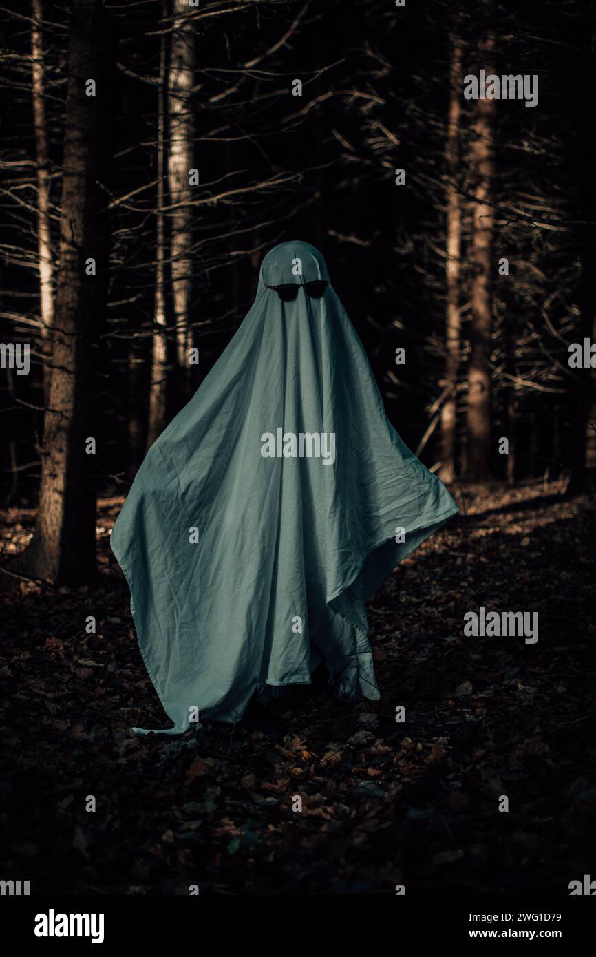 Sheet ghost hi-res stock photography and images - Alamy