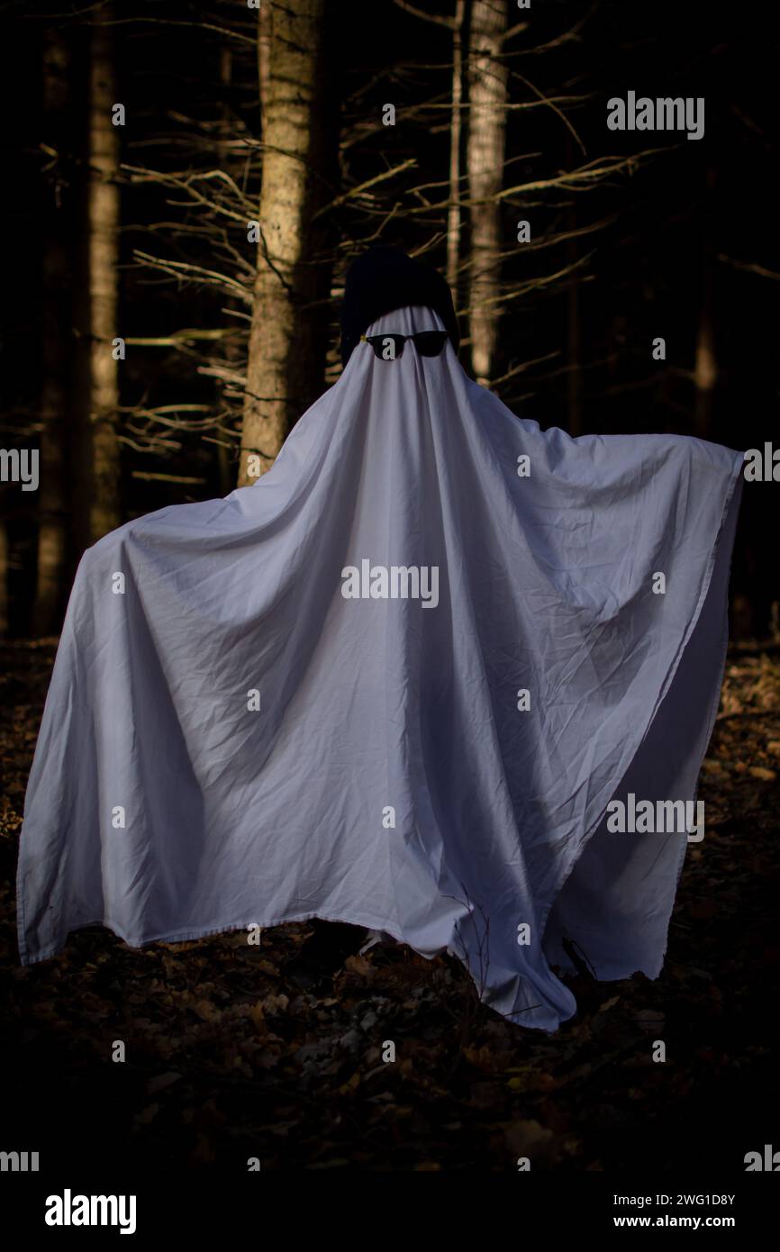 Child scary ghost hi-res stock photography and images - Alamy