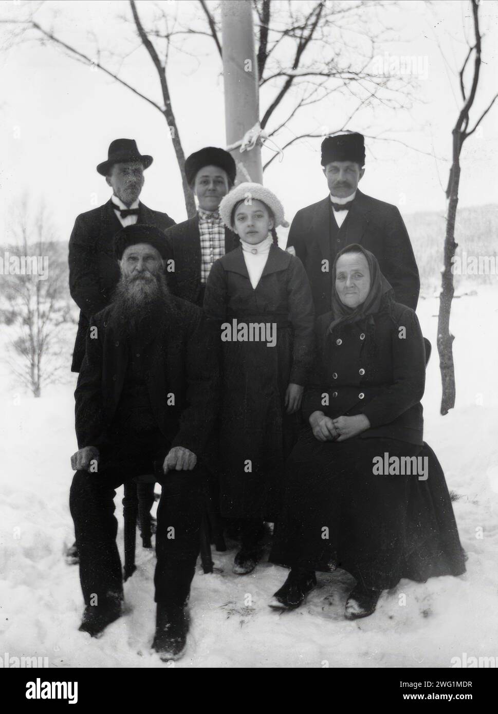 Brus Lars Larsson (b.1854) with wife Sara and children Lorentz and M&#xe4;rta and family, Lima, Dalarna, 1916. Stock Photo