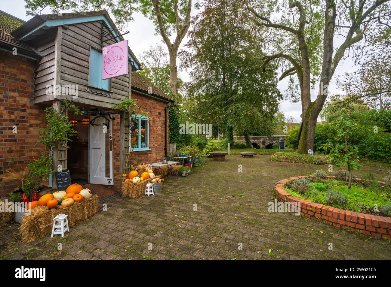 Arts and crafts shops hires stock photography and images Alamy