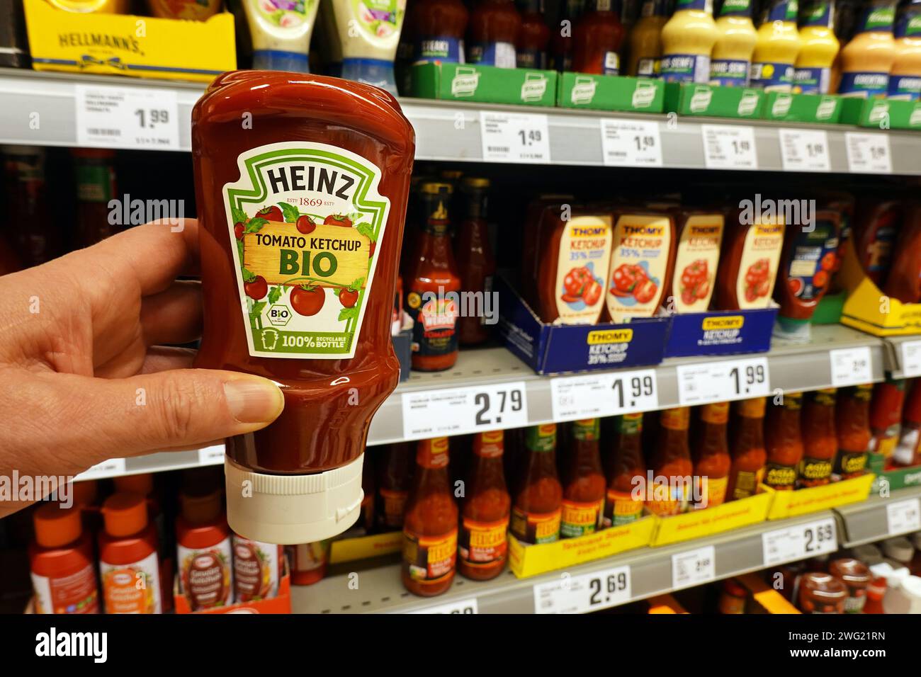 Heinz tomato Ketchup in a grocery Stock Photo