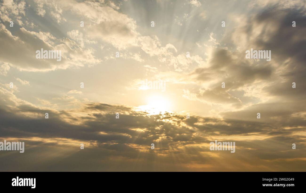 Cloudy golden sunset hi-res stock photography and images - Alamy
