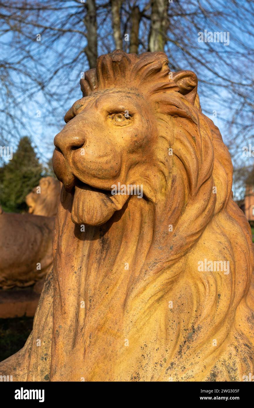 Statue of britannia with lion hi-res stock photography and images - Alamy