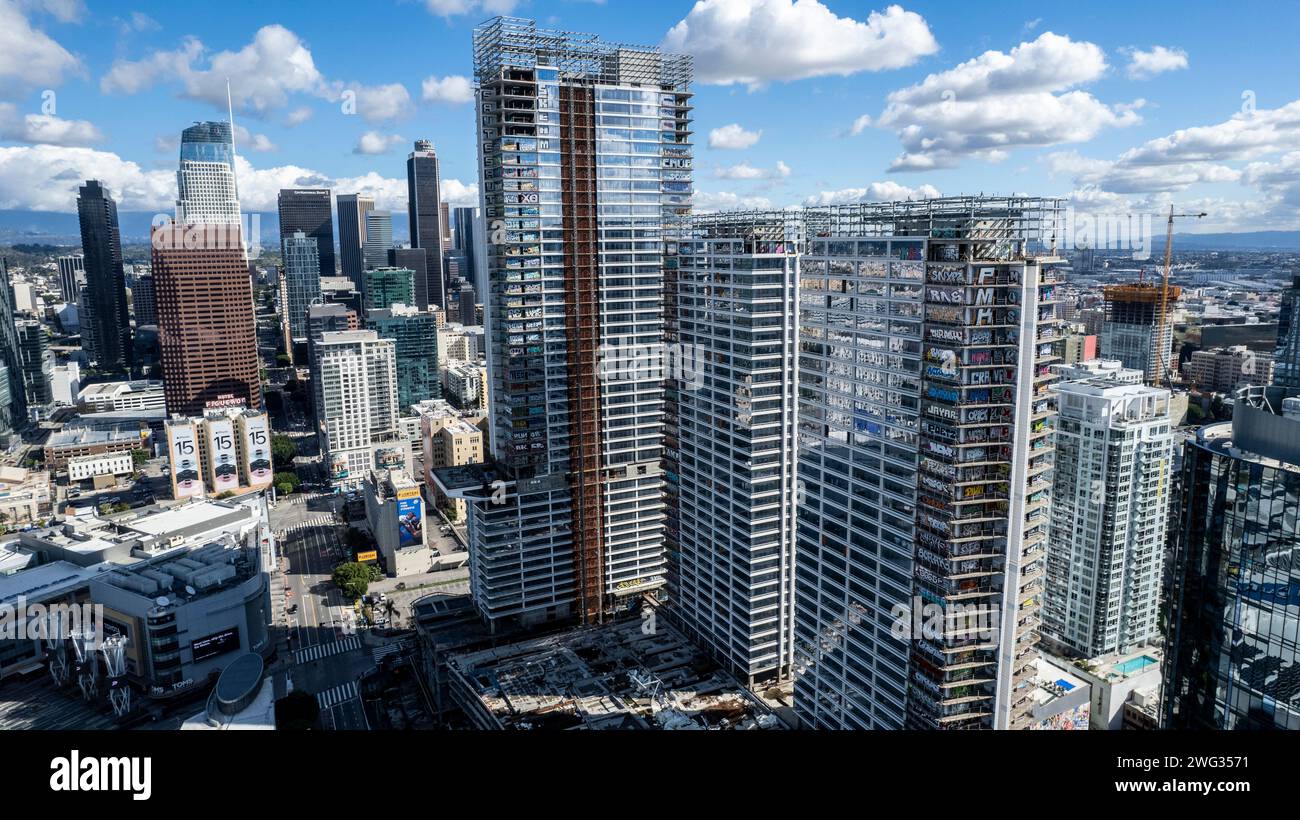 Los Angeles, California, USA. 1st Feb, 2024. An unfinished high-rise  construction of the Oceanwide Plaza development where graffiti covers  approximately 25 stories is seen in Los Angeles on Friday, Feb. 2, 2024.Two