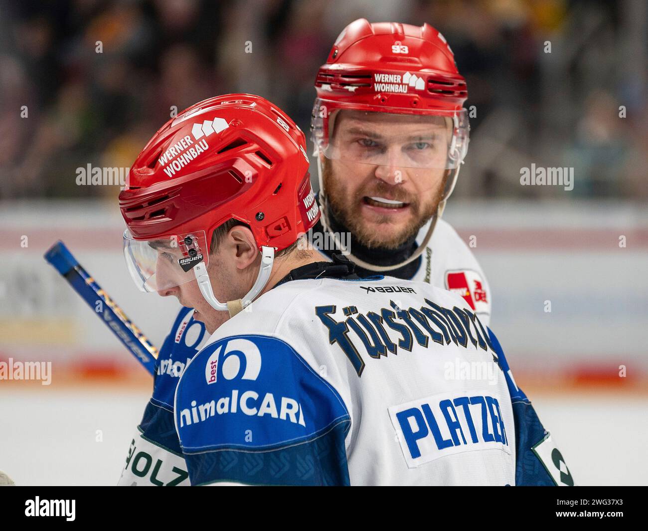 Kyle Platzer (Schwenninger Wild Wings, 88) und Sebastian Uvira