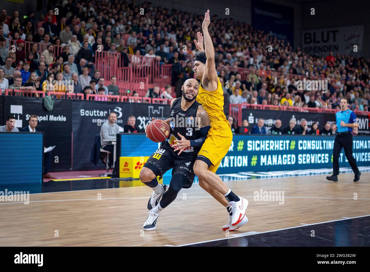 Maurice Stuckey (HAKRO Merlins Crailsheim, 03) Erol Ersek (Tigers Tuebingen, 11) Tigers