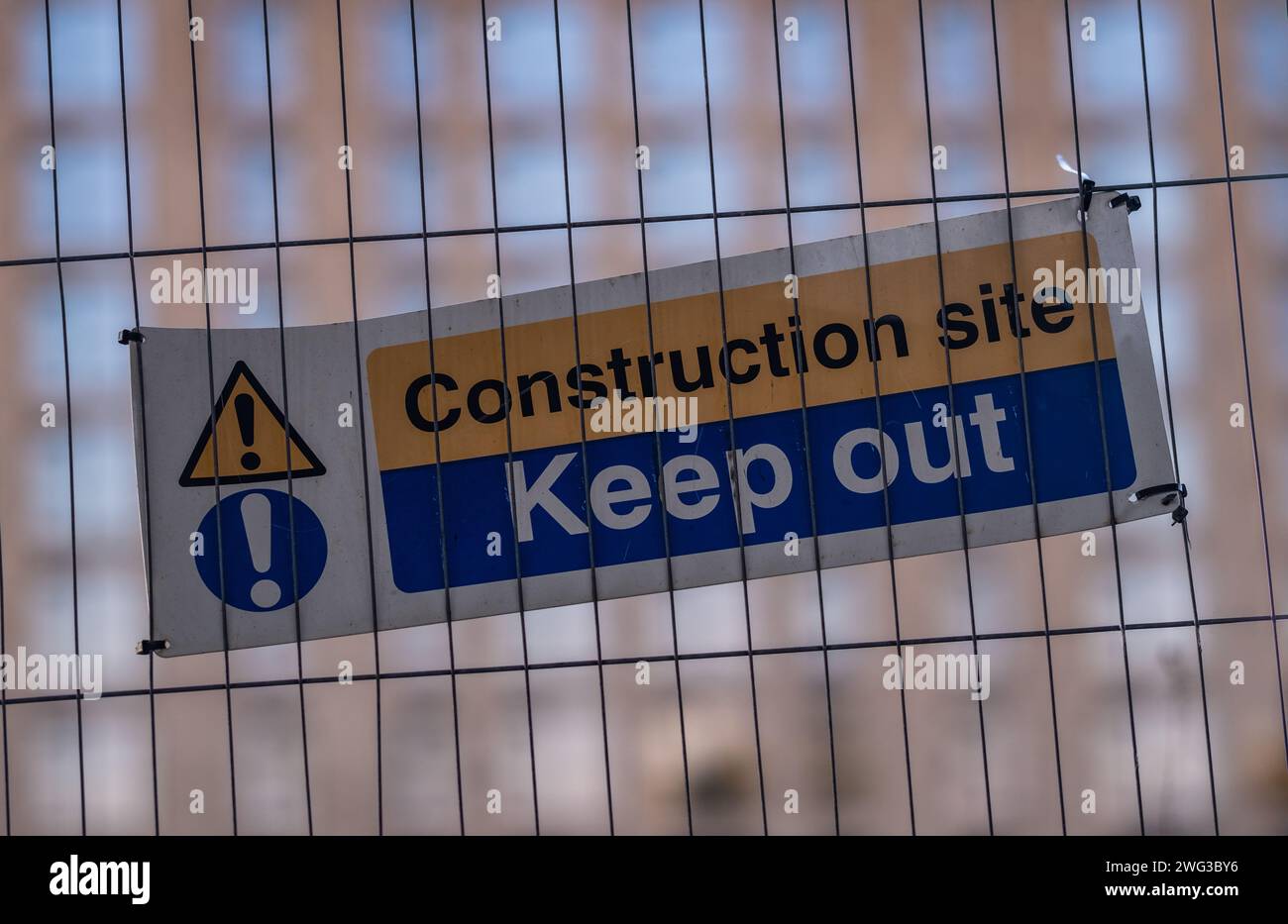 A Keep Out Sign On A Fence At A Construction Site Stock Photo