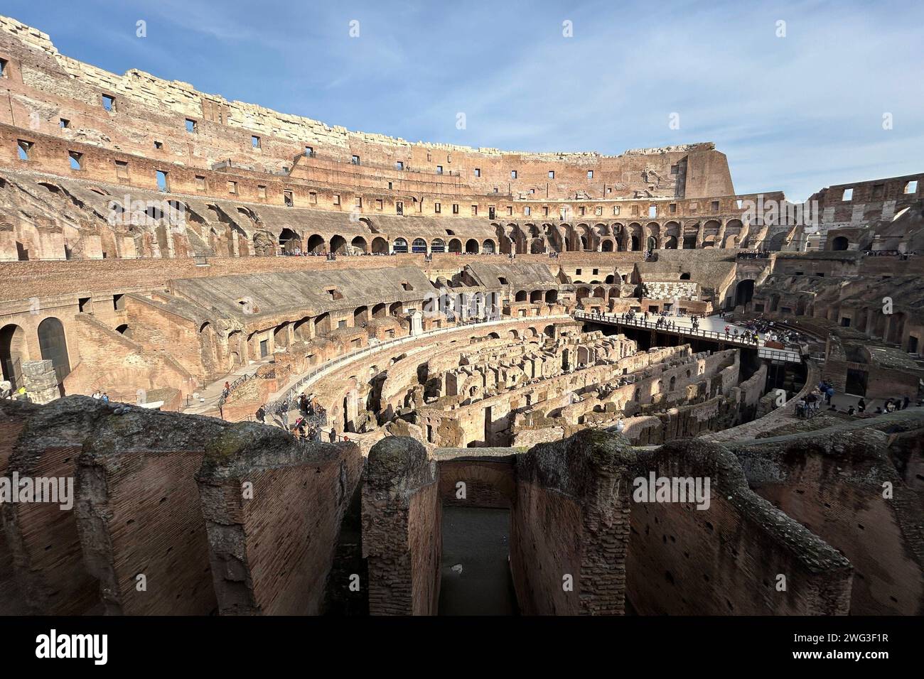 Das Kolosseum in Rom  Italien  ist das größte der im antiken Rom erbauten Amphitheater, der größte geschlossene Bau der römischen Antike und das größte je gebaute Amphitheater der Welt. Rom *** The Colosseum in Rome Italy is the largest of the amphitheaters built in ancient Rome, the largest enclosed structure of Roman antiquity and the largest amphitheater ever built in the world Rome Stock Photo