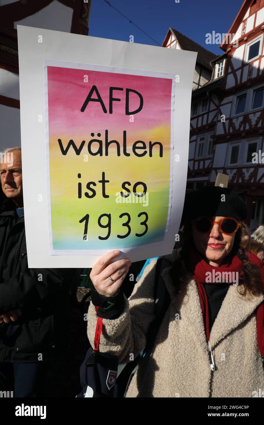 Demo gegen Hass und Hetze - Kundgebung gegen die AfD und Rechtsextremismus - GER, Germany, Deutschland, Eschwege, 27.01.2024 - Eschwege: Sechshundertundfünfzig Menschen protestieren im Rahmen einer Kundgebung vor dem Rathaus auf dem Eschweger Marktplatz gegen die AfD und Rechtsextremismus unter dem Motto ãDer Werra-Meißner-Kreis bleibt bunt C Gemeinsam gegen Hass und HetzeÒ, die vom Aktionsbündnis ãBunt statt BraunÒ ausgerichtet wurde. Buntes Demoschild: AFD wählen ist so 1933 *** Demonstration against hate and agitation Rally against the AfD and right-wing extremism GER, Germany, Deutschland, Stock Photo