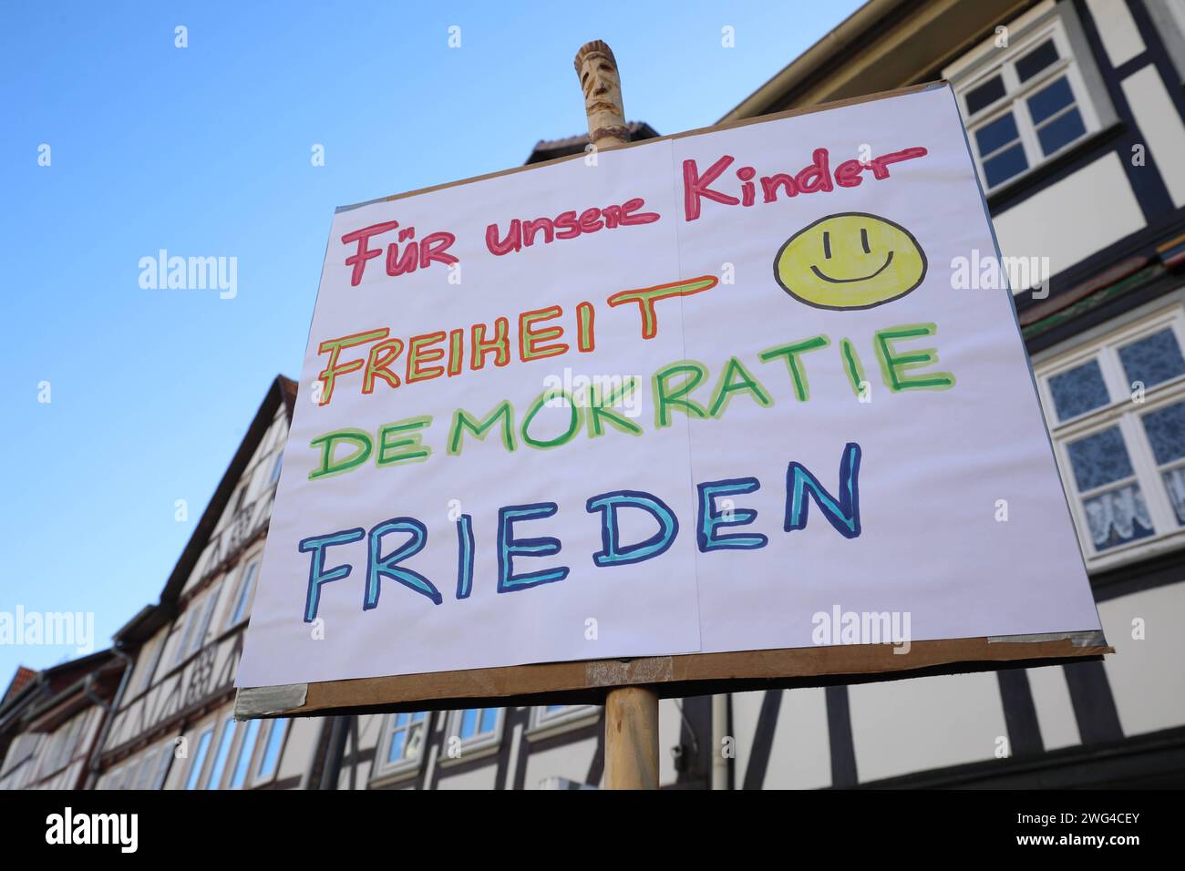 Demo gegen Hass und Hetze - Kundgebung gegen die AfD und Rechtsextremismus - GER, Germany, Deutschland, Eschwege, 27.01.2024 - Eschwege: Sechshundertundfünfzig Menschen protestieren im Rahmen einer Kundgebung vor dem Rathaus auf dem Eschweger Marktplatz gegen die AfD und Rechtsextremismus unter dem Motto ãDer Werra-Meißner-Kreis bleibt bunt C Gemeinsam gegen Hass und HetzeÒ, die vom Aktionsbündnis ãBunt statt BraunÒ ausgerichtet wurde. Demoschild: Für unsere Kinder - FREIHEIT - Abbildung: Smiley - DEMOKRATIE - FRIEDEN *** Demonstration against hate and agitation Rally against the AfD and right Stock Photo