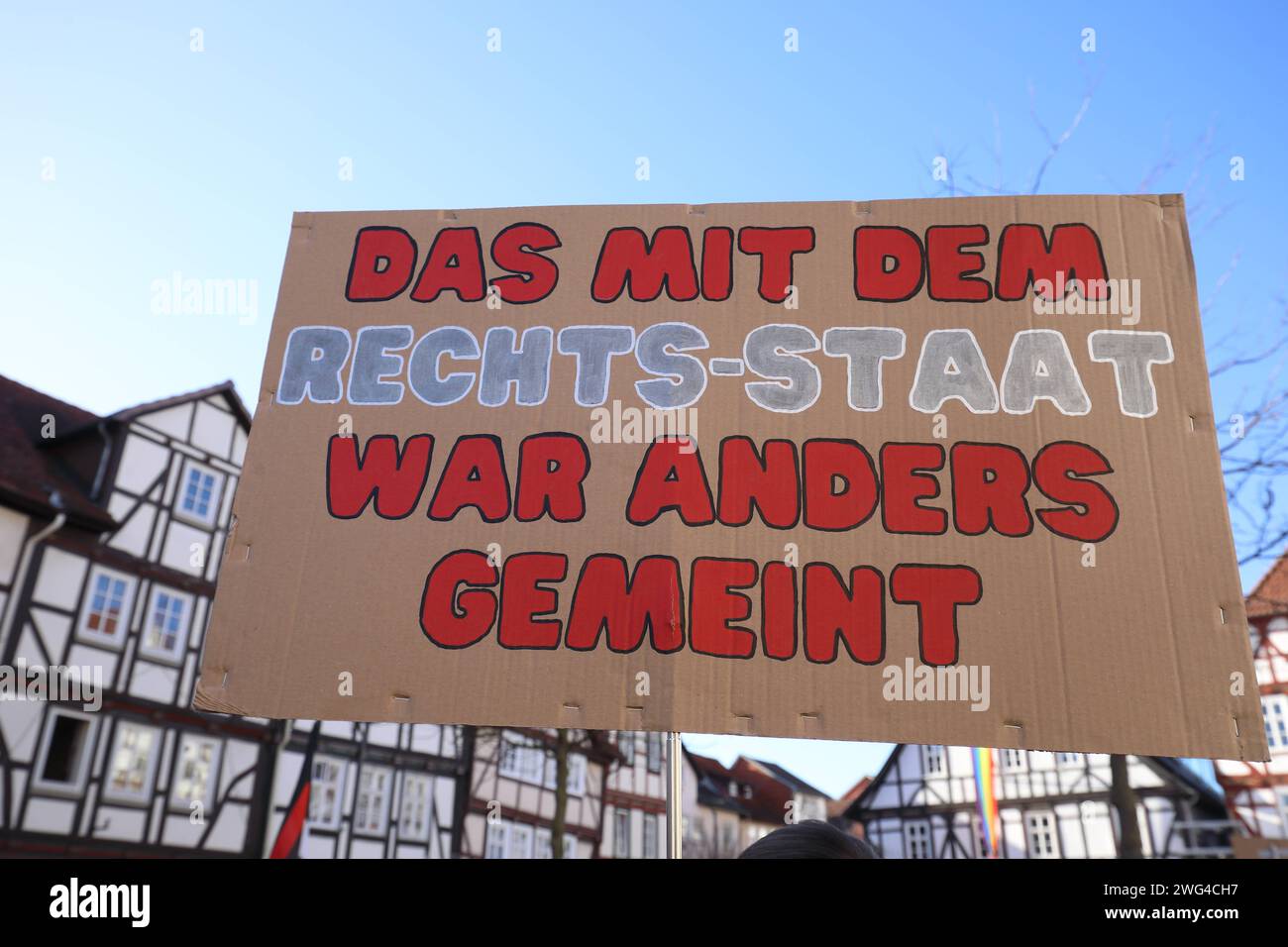 Demo gegen Hass und Hetze - Kundgebung gegen die AfD und Rechtsextremismus - GER, Germany, Deutschland, Eschwege, 27.01.2024 - Eschwege: Sechshundertundfünfzig Menschen protestieren im Rahmen einer Kundgebung vor dem Rathaus auf dem Eschweger Marktplatz gegen die AfD und Rechtsextremismus unter dem Motto ãDer Werra-Meißner-Kreis bleibt bunt C Gemeinsam gegen Hass und HetzeÒ, die vom Aktionsbündnis ãBunt statt BraunÒ ausgerichtet wurde. Demoschild: DAS MIT DEM RECHTS-STAAT WAR ANDERS GEMEINT *** Demonstration against hate and agitation Rally against the AfD and right-wing extremism GER, Germany Stock Photo