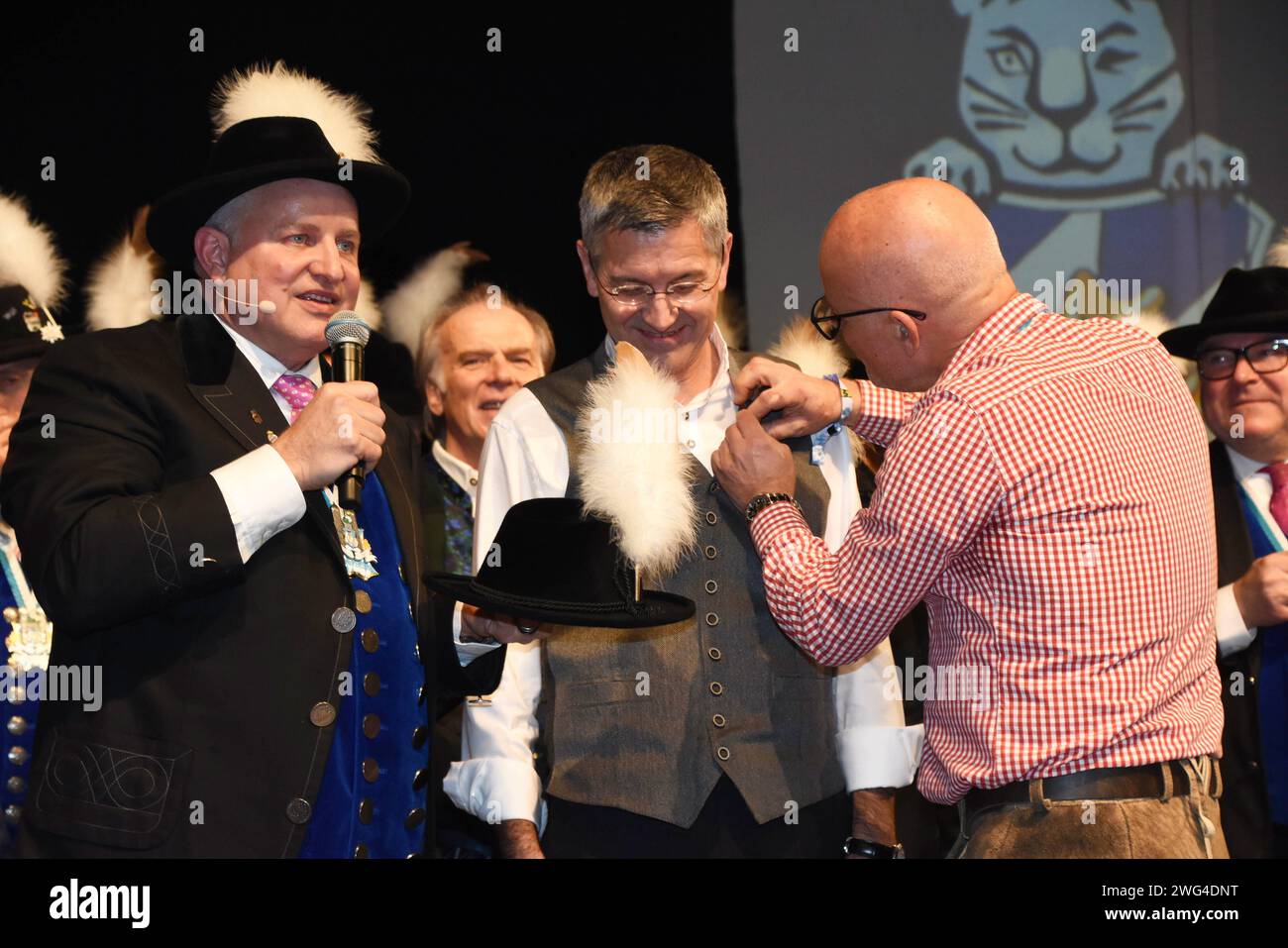 Christian Schottenhamel Filserpraesident Wirt Herbert Hainer FC Bayern Praesident Ehrenfilserhut-Traeger Philipp Lehmann Stadionsprecher Muenchen 02.02.2024 Paulaner am Nockherberg Wirtshaus Filserball-Eiskoenigin:INNEN-Ehrenfilserhut-Verleihung Muenchen *** Christian Schottenhamel Filserpraesident Wirt Herbert Hainer FC Bayern Praesident Ehrenfilserhut Traeger Philipp Lehmann Stadionsprecher Muenchen 02 02 2024 Paulaner am Nockherberg Wirtshaus Filserball Eiskoenigin INNEN Ehrenfilserhut Verleihung Muenchen Stock Photo