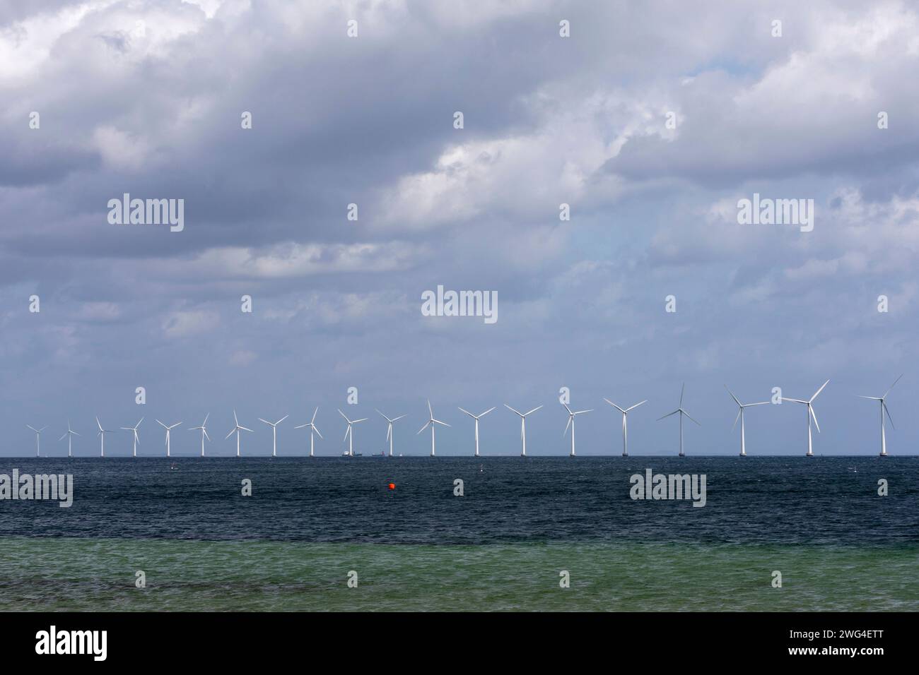 Offshore Turbinen am Amager Strand bei Kopenhagen. DŠnemark will die KapazitŠten fŸr Windenergie  in der Ostsee weiter ausbauen. *** Offshore turbines Stock Photo
