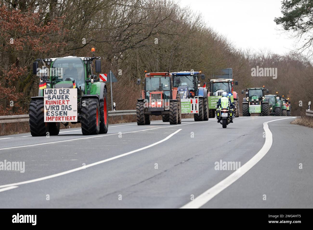 Impressionen Frankfurt Flughafen 03.02.2024 Sternfahrt zum und um den Flughafen mit ca. 700 Traktoren von den Landwirten und Bauern wegen Kürzungen der Subventionen wie Agrar Diesel und grüne Kennzeichen sowie Steuer Erleichterungen führen zu Straßensperrungen und Behinderungen des Straßenverkehrs Frankfurt Main Hessen Deutschland *** Impressions Frankfurt Airport 03 02 2024 Rally to and around the airport with about 700 tractors from farmers and farmers due to cuts in subsidies such as agricultural diesel and green license plates as well as tax relief lead to road closures and obstructions of Stock Photo