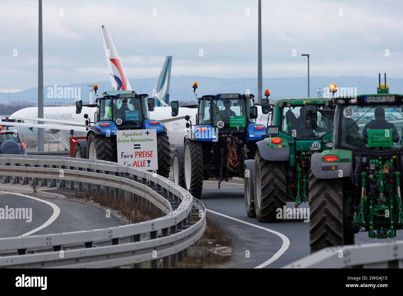 Impressionen Frankfurt Flughafen 03.02.2024 Sternfahrt zum und um den Flughafen mit ca. 700 Traktoren von den Landwirten und Bauern wegen Kürzungen der Subventionen wie Agrar Diesel und grüne Kennzeichen sowie Steuer Erleichterungen führen zu Straßensperrungen und Behinderungen des Straßenverkehrs Frankfurt Main Hessen Deutschland *** Impressions Frankfurt Airport 03 02 2024 Rally to and around the airport with about 700 tractors from farmers and farmers due to cuts in subsidies such as agricultural diesel and green license plates as well as tax relief lead to road closures and obstructions of Stock Photo