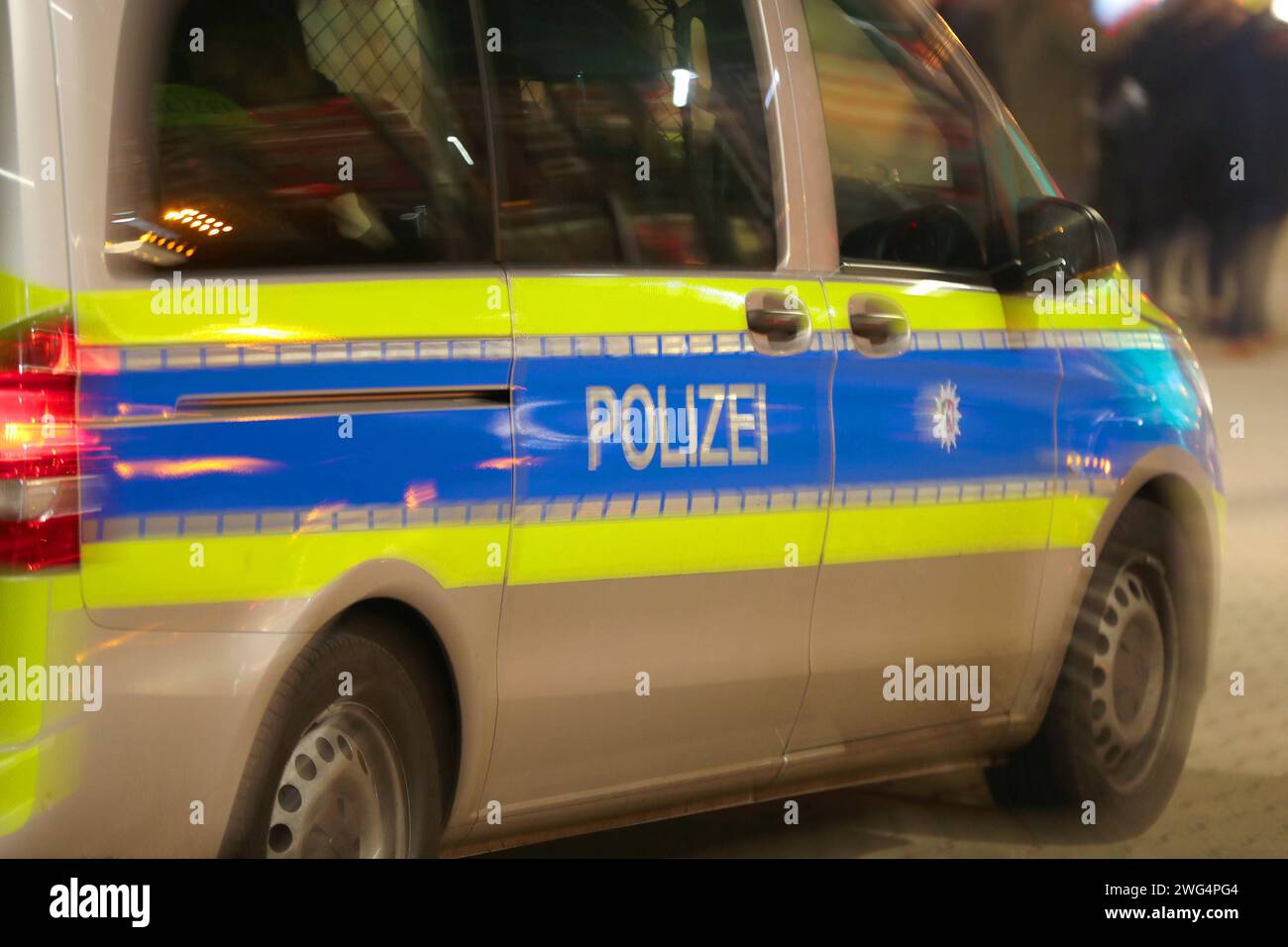 02.02.2024, Düsseldorf, Ein Polizeifahrzeug auf Einsatzfahrt in der Düsseldorfer Innenstadt Nordrhein-Westfalen Deutschland *** 02 02 2024, Düsseldorf, A police vehicle on a mission in the city center of Düsseldorf North Rhine-Westphalia Germany Stock Photo