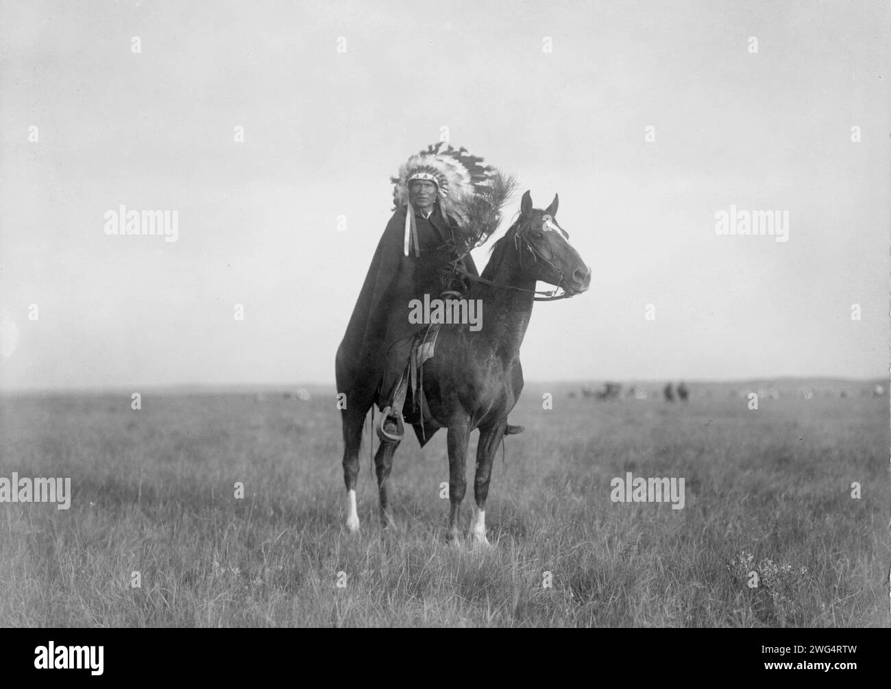 Sioux chief in full dress Black and White Stock Photos & Images - Alamy