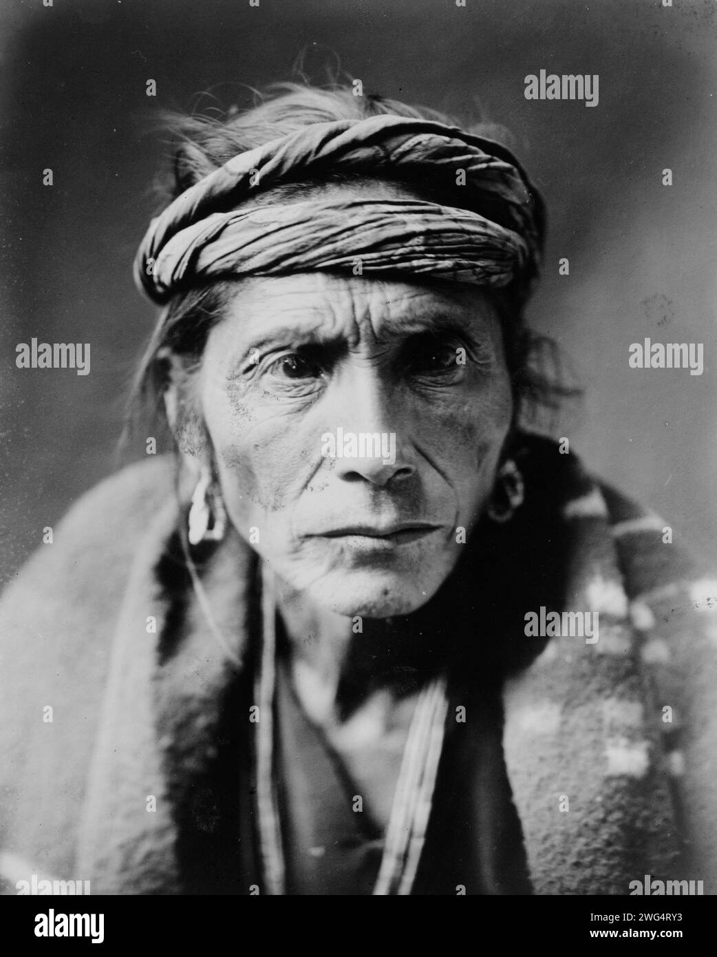 Native american man navajo indian Black and White Stock Photos & Images ...